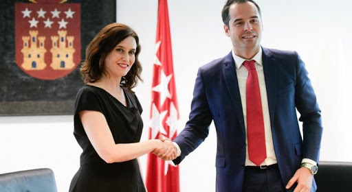 Ayuso dimite al sospechar una moción de censura como la de Murcia