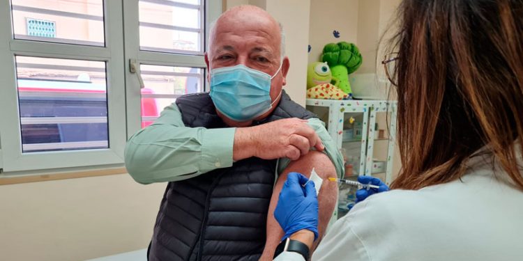 el consejero de salud jesus aguirre recibe la tercera dosis de la vacuna contra la covid-19