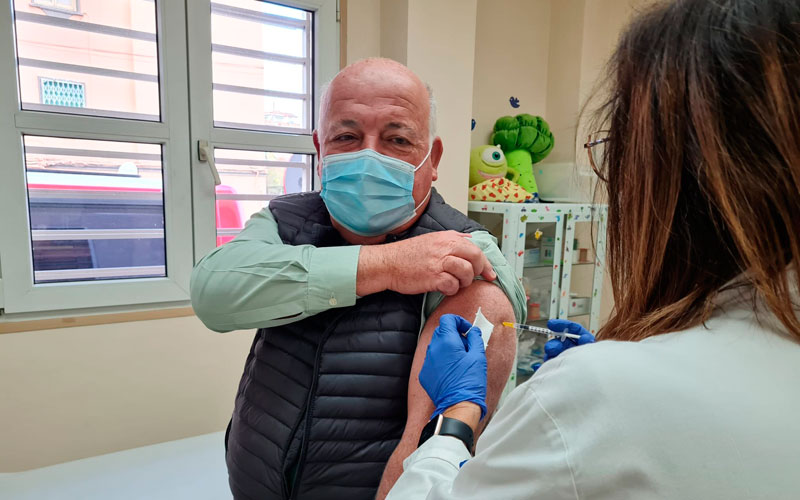 el consejero de salud jesus aguirre recibe la tercera dosis de la vacuna contra la covid-19