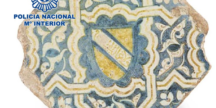 La Policía Nacional recupera un azulejo de  La Alhambra