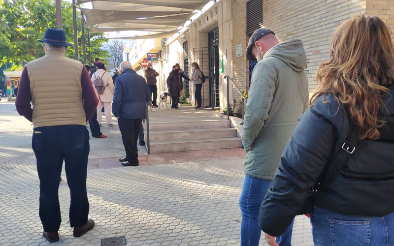 Siguen las largas colas en los centros de salud andaluces, pero Moreno Bonilla y Marín ya piensan en la Semana Santa
