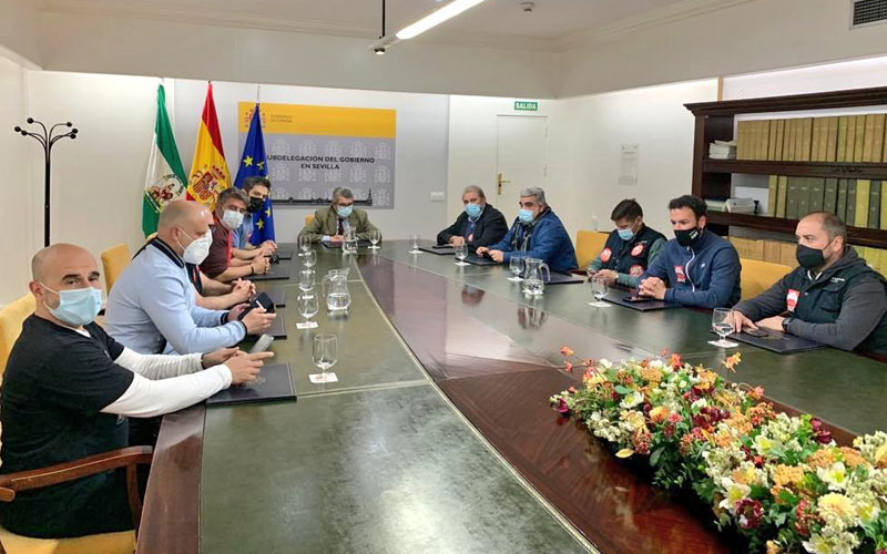 Reunión entre trabajadores de Santa Bárbara Sistemas con el subdelegado del Gobierno en Sevilla