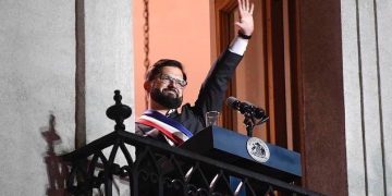 Boric saluda desde el balcón de la Casa de la Moneda
