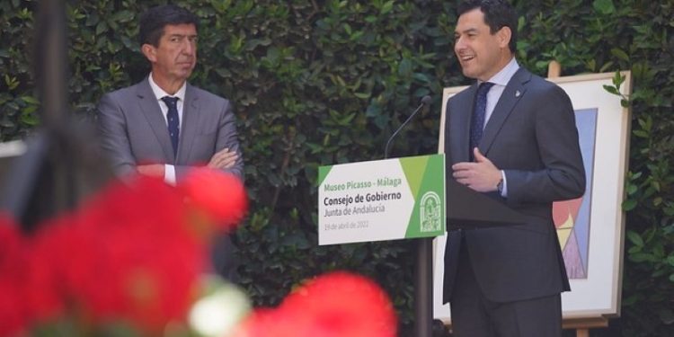 Juanma Moreno se regodea en su juego de despiste con la fecha electoral