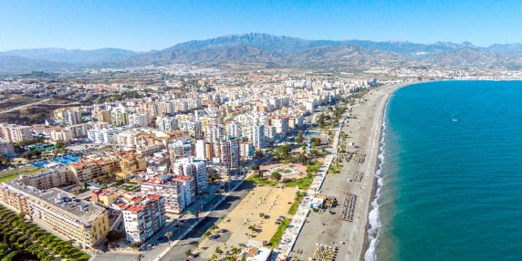 Vélez-Málaga condena el presunto asesinato de una mujer a manos de su pareja