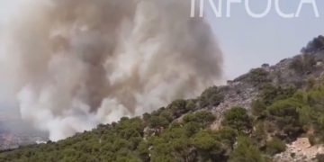 El Infoca lucha sin descanso contra el peligroso incendio de la Sierra de Mijas