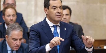 El Parlamento recrimina a Moreno Bonilla su rebaja fiscal a las grandes fortunas: “busca evasores fiscales, no a quien venga a invertir”