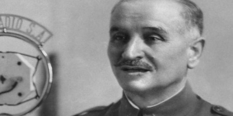 El cuerpo del golpista y asesino Queipo de Llano es exhumado de la basílica de la Macarena