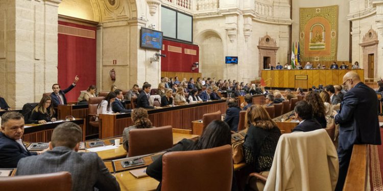 Un diputado de Vox llama «golfos» a los parlamentarios socialistas y es expulsado de la tribuna