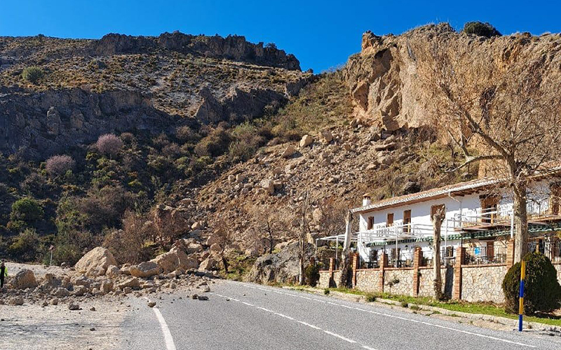 Ladera desprendimiento carretera de Sierra Nevada