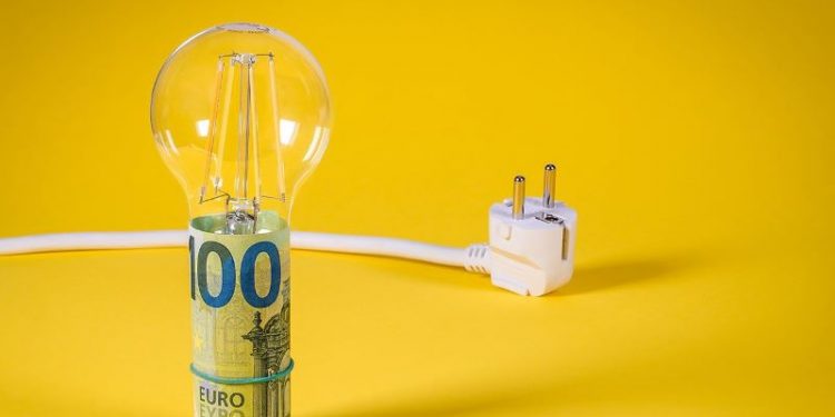 El exceso de potencia contratada a las compañías eléctricas infla las facturas hasta 1000 millones de euros al año