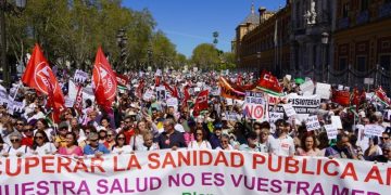 Más de 60.000 personas toman Sevilla por la sanidad pública