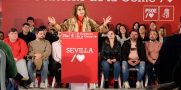 Montero critica el «andalucismo de pacotilla» de Moreno Bonilla, que «se envuelve en la bandera para defender a los que más tienen»