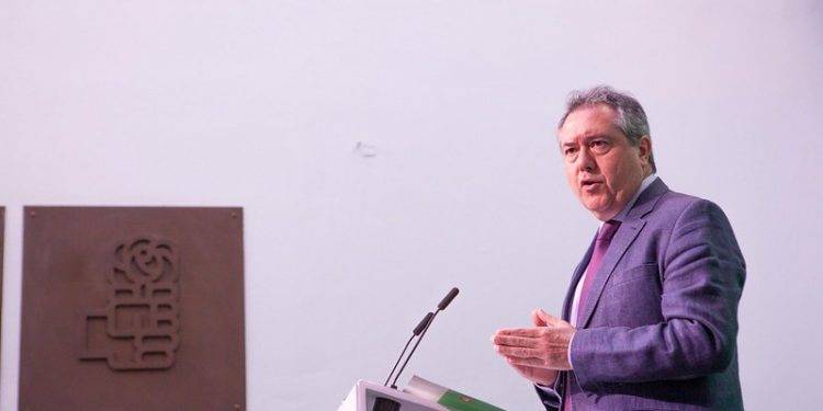 Juan Espadas advierte de que la política sanitaria de Juanma Moreno pone «en peligro la vida de la gente»