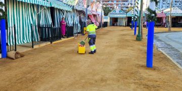 El Ayuntamiento de Sevilla instala dos puntos de reparto de agua en la Feria y regará más el albero