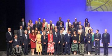 Sevilla entrega sus reconocimientos a personas e instituciones vinculadas a la ciudad