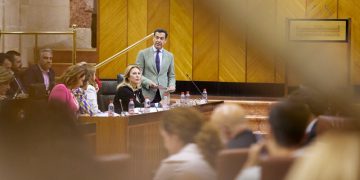 Críticas a Juanma Moreno por su ausencia en el Pleno del Parlamento para asistir a la final de la Europa League