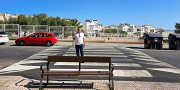 Denuncian la «surrealista» instalación de un banco en Jaén (PP) en la prolongación de un paso de peatones