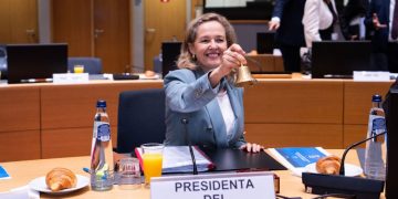 Calviño indica que Andalucía «no está aprovechando los fondos europeos»: «La Junta no ha hecho los deberes»