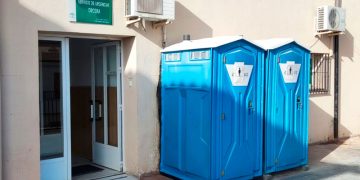 Denuncian que los pacientes de Urgencias en Orcera (Jaén) tengan que usar un baño portátil «a más de 40 grados»