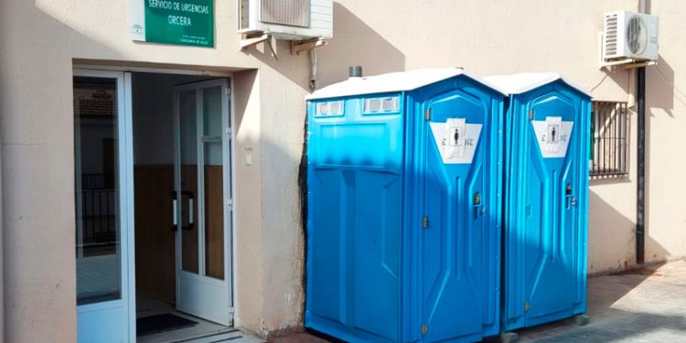 Denuncian que los pacientes de Urgencias en Orcera (Jaén) tengan que usar un baño portátil «a más de 40 grados»