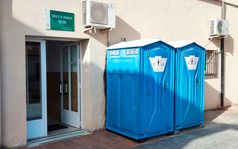 Denuncian que los pacientes de Urgencias en Orcera (Jaén) tengan que usar un baño portátil «a más de 40 grados»