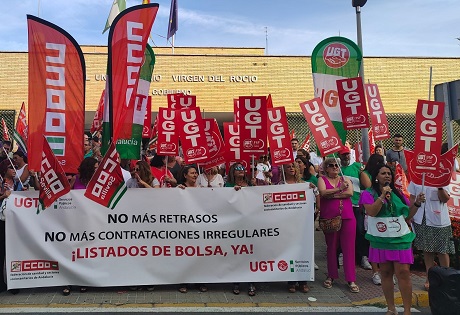 Los sindicatos CCOO y UGT se manifiestan contra el sistema de contratación del SAS