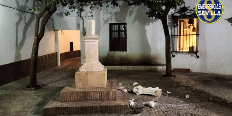 Destrozan una cruz del siglo XVI de la Plaza de Santa Marta de Sevilla