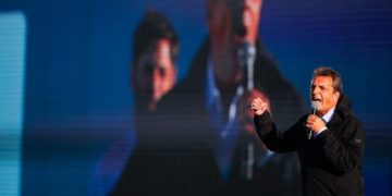 El candidato peronista, Sergio Massa, se impone al ultraderechista Milei en la primera vuelta de las elecciones argentinas