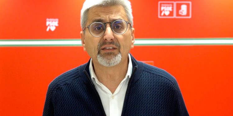 El PSOE exige a Juanma Moreno que explique las ayudas de la Junta recibidas por las empresas y familiares del director de Pesca