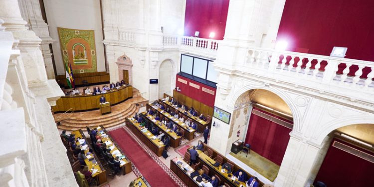 La Junta limitará el uso de dispositivos móviles en las aulas y prohibirá la venta de bebidas energéticas y vapeadores a menores