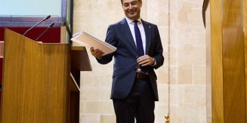 Juanma Moreno se sube el sueldo para 2024 y cobrará 15.000 euros más