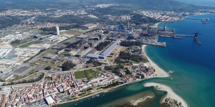 Los trabajadores de Acerinox inician la huelga, aunque la fábrica sigue con los servicios mínimos