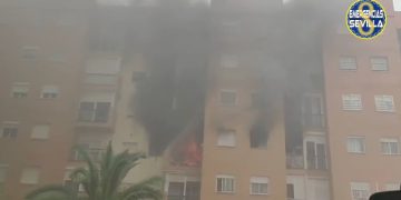 Un espectacular incendio en Sevilla se salda con una herida