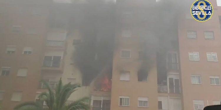 Un espectacular incendio en Sevilla se salda con una herida
