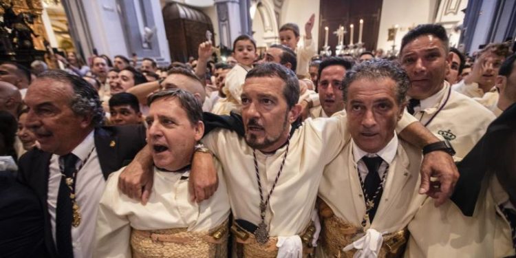 La lluvia ahoga las ilusiones cofrades en un Domingo de Ramos deslucido