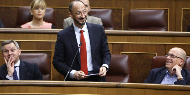 Gómez de Celis califica de «un nuevo dislate» del alcalde de Sevilla la «ocurrencia de cerrar y privatizar la Plaza de España»