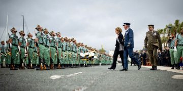 La reina Sofía preside el desembarco de la Legión en Málaga y el traslado del Cristo de la Buena Muerte