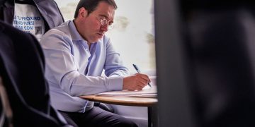 Albares cita a los 13 alcaldes del Campo de Gibraltar, a la Mancomunidad y a la Junta para abordar asuntos de Gibraltar