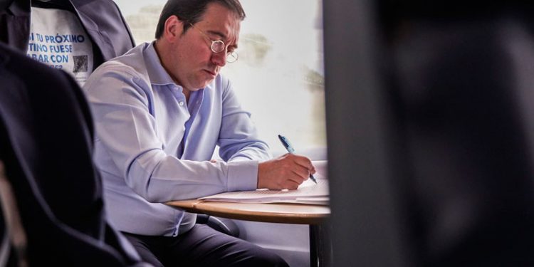 Albares cita a los 13 alcaldes del Campo de Gibraltar, a la Mancomunidad y a la Junta para abordar asuntos de Gibraltar