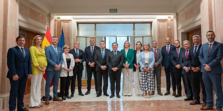 Albares analiza con la autoridades y los agentes andaluces los avances del acuerdo en relación a Gibraltar