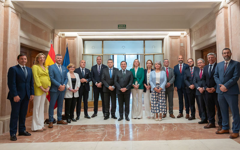 Albares analiza con la autoridades y los agentes andaluces los avances del acuerdo en relación a Gibraltar