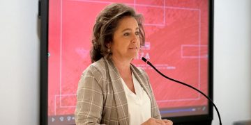 Catalina García escurre el bulto y mira hacia Madrid ante la falta de médicos para el verano