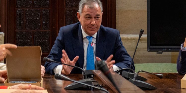 El PP niega la entrada de Vox al gobierno de Sevilla, pero la formación ultra insiste en la vigencia de las negociaciones