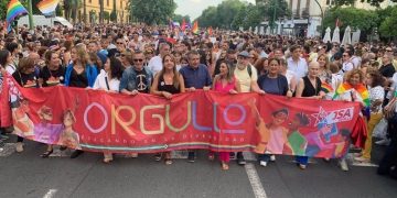 El PSOE alza la bandera arcoíris frente a un PP «que elige ponerse en el lado de la ultraderecha»