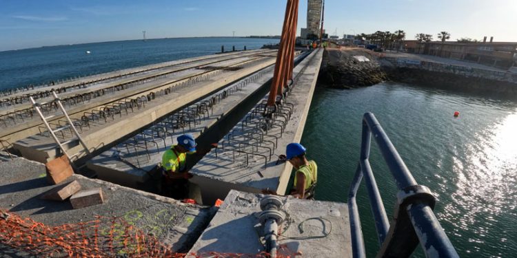 Abierto al tráfico el puente Carranza que une Puerto Real y Cádiz