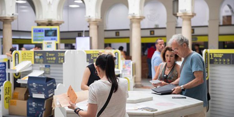 UGT denuncia «la mala gestión» y «la falta de previsión» de Correos en Sevilla