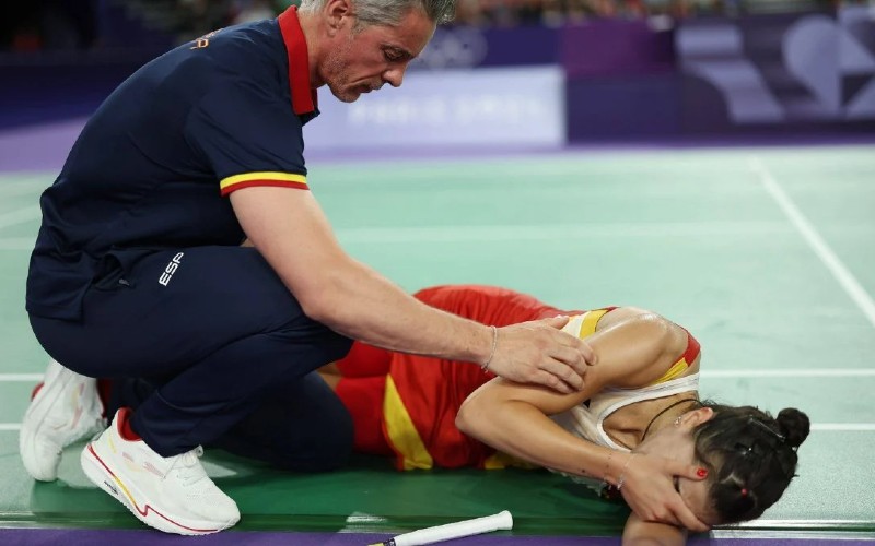 Carolina Marín llega «destrozada» y a la espera de pruebas «para tomar decisiones»