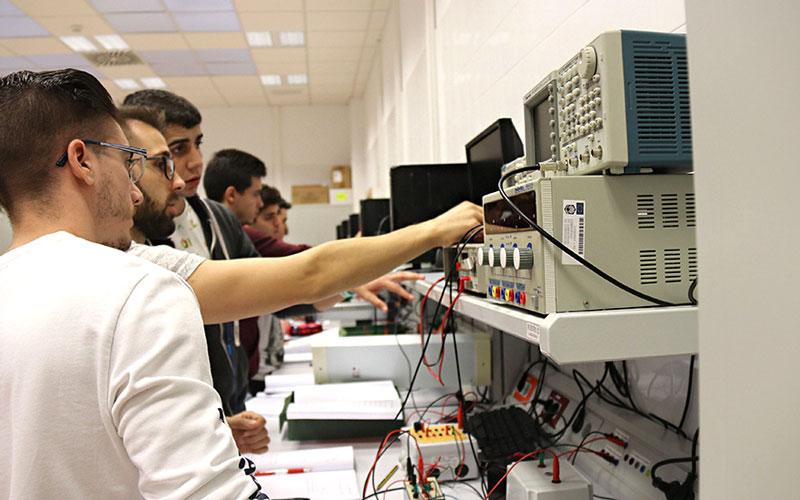 Más de un 47% de los titulados de FP logra un empleo al año de finalizar sus estudios