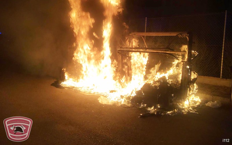 Noche de sirenas en Baza con la quema de cinco contenedores